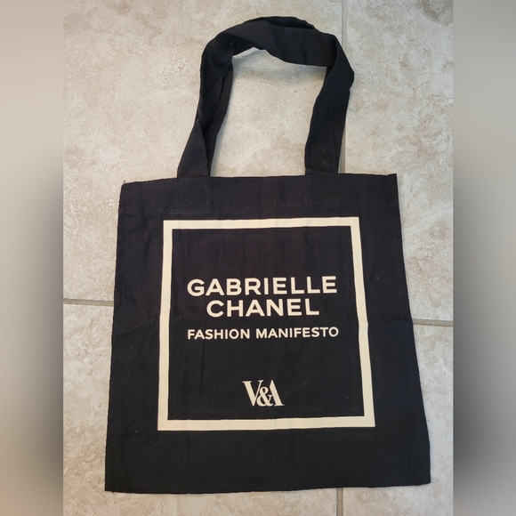 V&A + Chanel collaboration Handbags - V&A Gabrielle Chanel. Fashion Manifesto natural tote bag